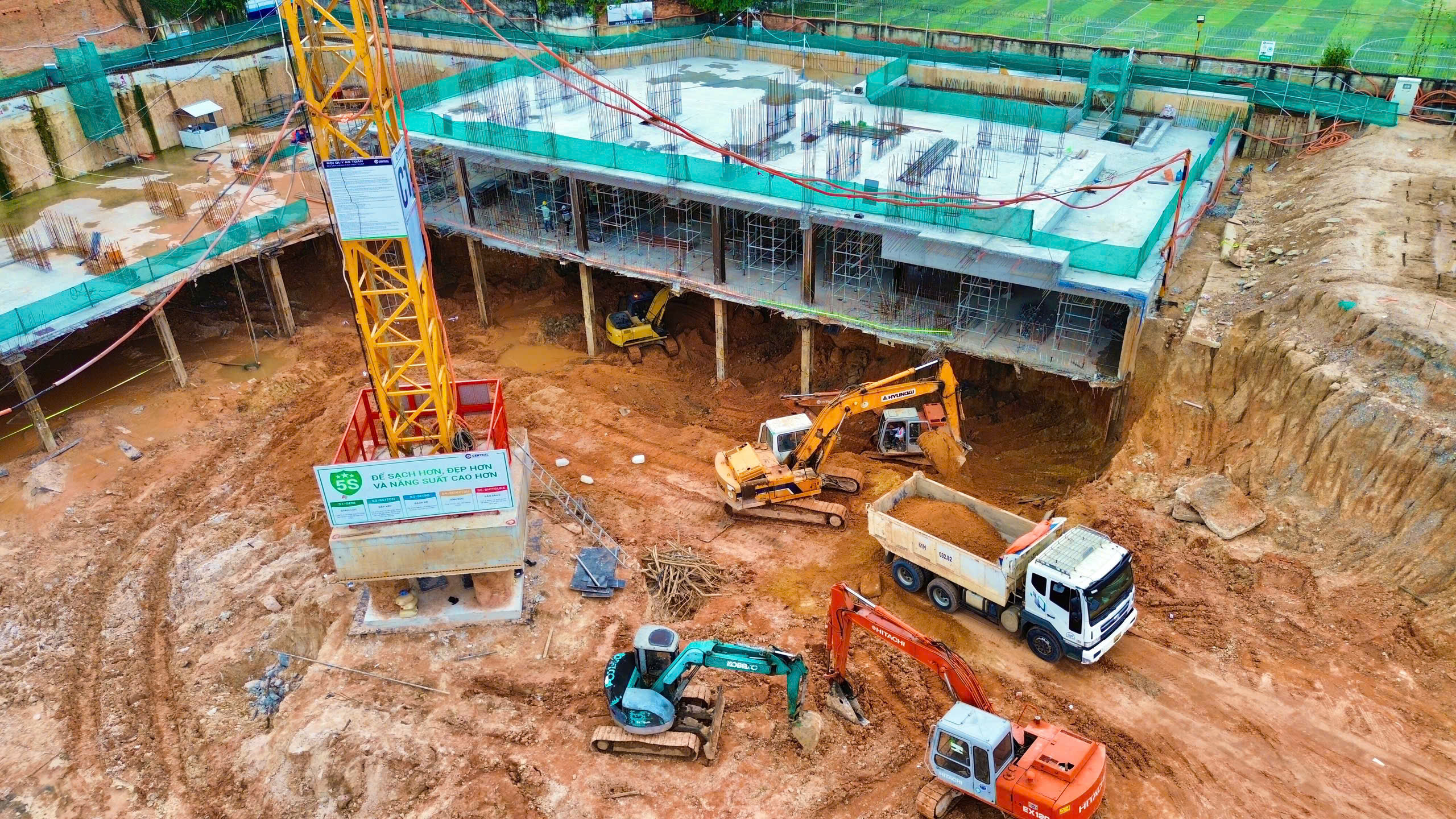 7.-Thi-công-đào-đất-xuống-tầng-hầm-B2-Hình-2-1